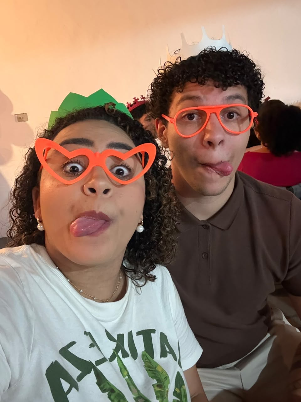 Daniely e Gabriel fazendo pose divertida juntos