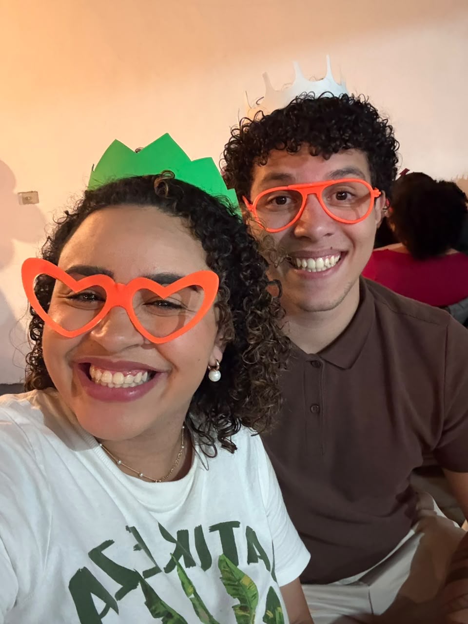 Daniely e Gabriel sorrindo com óculos divertidos