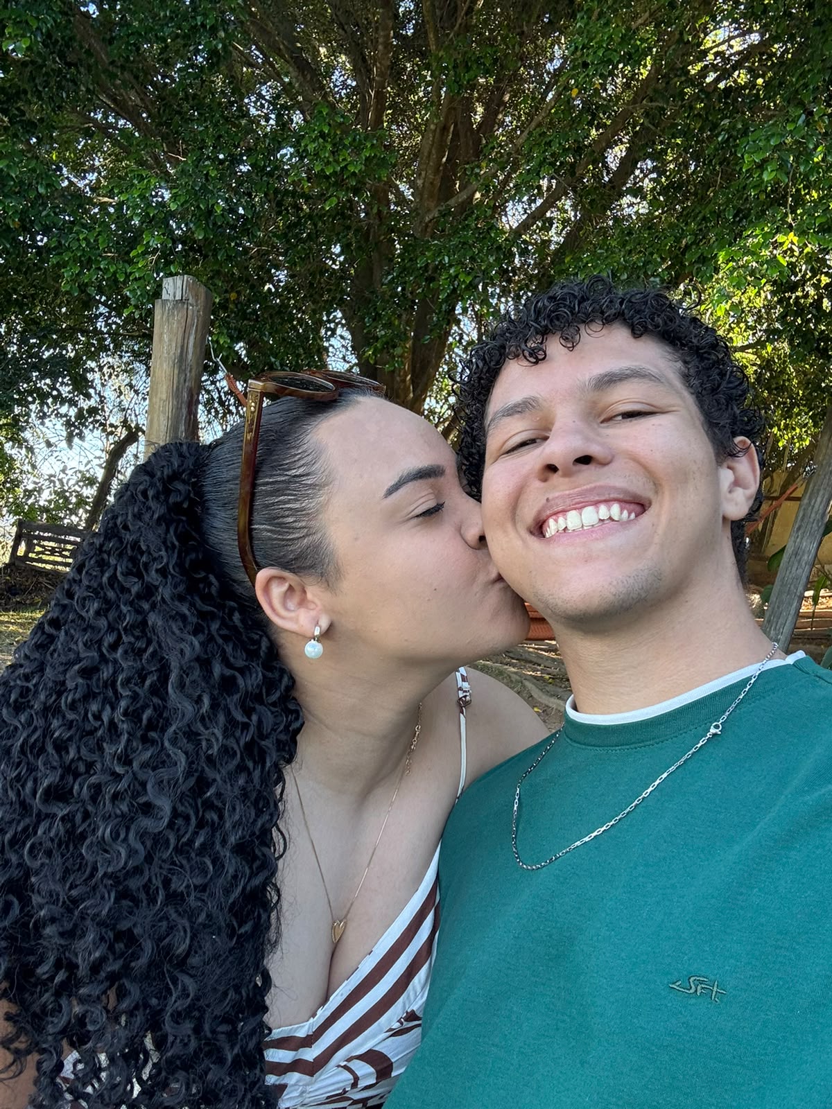 Daniely beijando Gabriel em um momento divertido