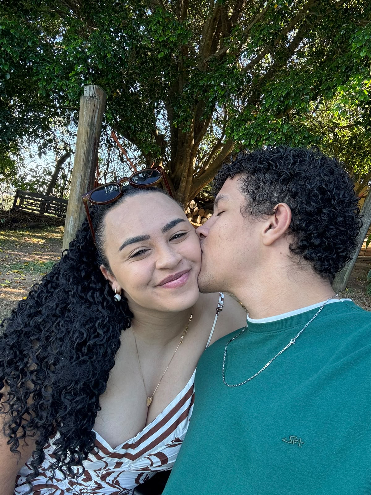 Daniely e Gabriel em um momento carinhoso ao ar livre